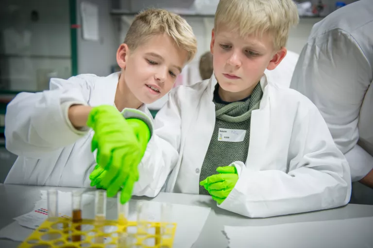 Wetenschap op stap twee kinderen experimenteren